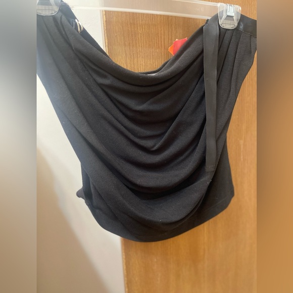 Black top with drape drop in the front - Picture 2 of 4
